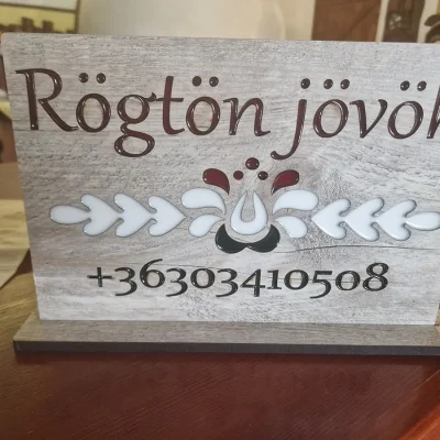 Informationstafel mit Epoxidharz